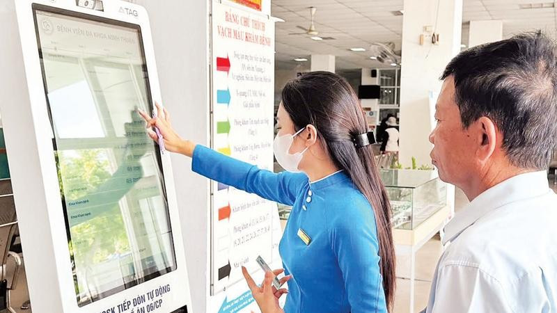 Nhân viên Bệnh viện Đa khoa Ninh Thuận, tỉnh Khánh Hòa hướng dẫn người dân đăng ký khám bệnh bằng căn cước công dân có gắn chip theo đề án 06 của Chính phủ.