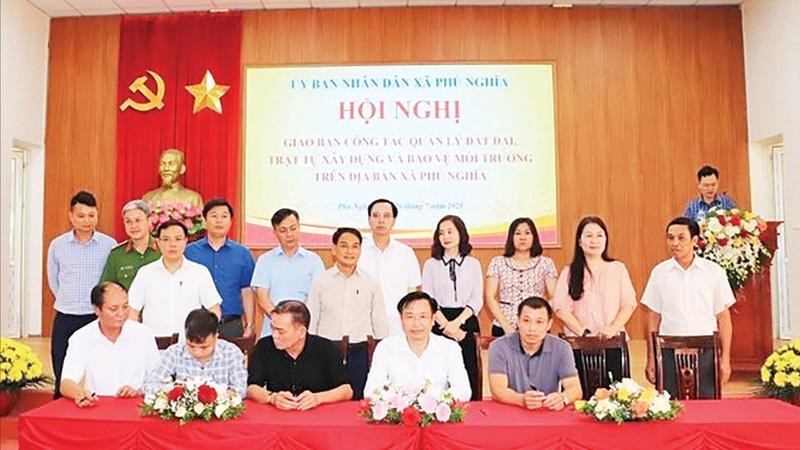 Các cơ sở thôn ký cam kết phối hợp với Ủy ban nhân dân xã Phú Nghĩa trong thực hiện công tác quản lý đất đai, trật tự xây dựng, bảo vệ môi trường.