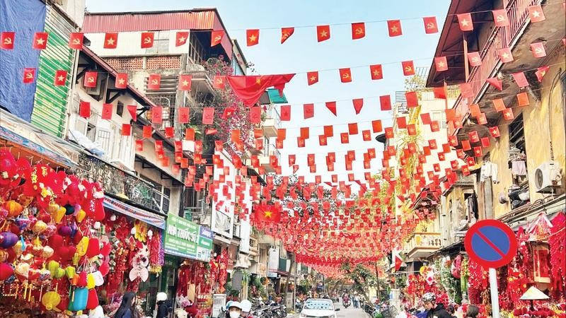 Trang trí cờ hoa trên nhiều con phố chào mừng Đại hội XIV. 