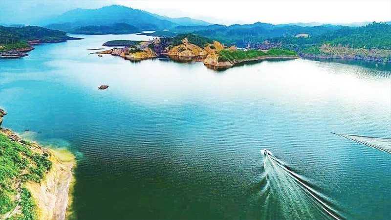 35 hòn đảo nằm ở lòng hồ Ngàn Trươi là một trong những điểm đến khác biệt ở Vườn quốc gia Vũ Quang.
