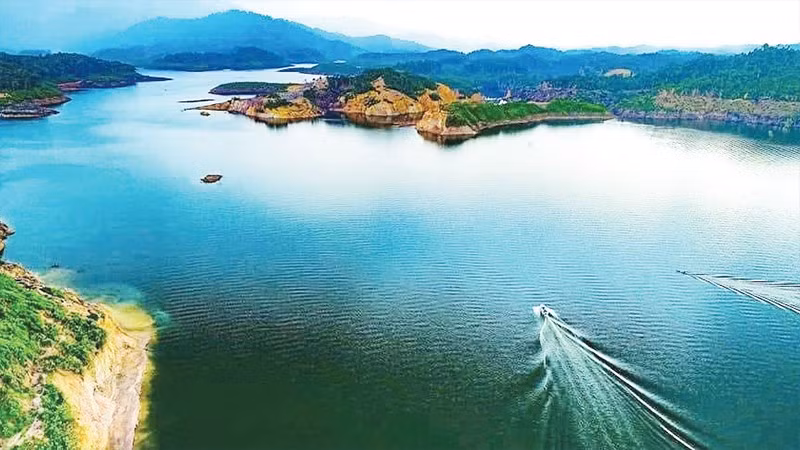 35 hòn đảo nằm ở lòng hồ Ngàn Trươi là một trong những điểm đến khác biệt ở Vườn quốc gia Vũ Quang.