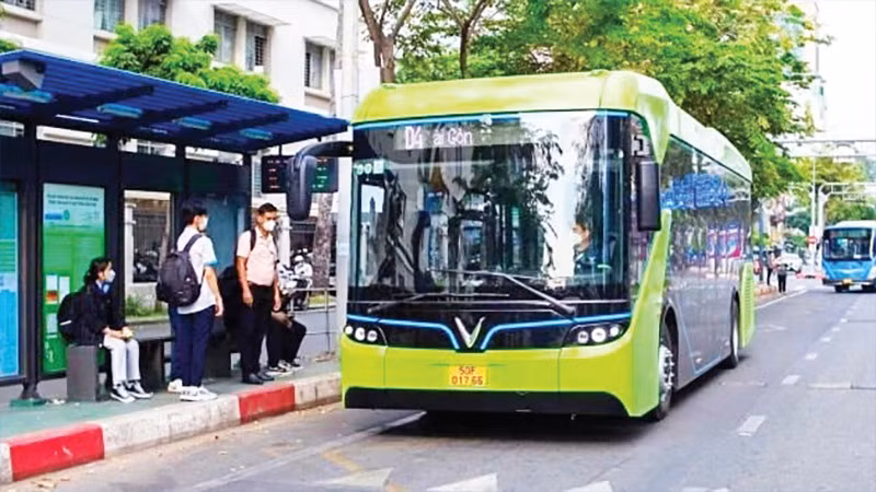 Tuyến buýt điện do VinBus vận hành đi từ thành phố Thủ Đức đến trung tâm Quận 1. (Ảnh THẾ ANH)