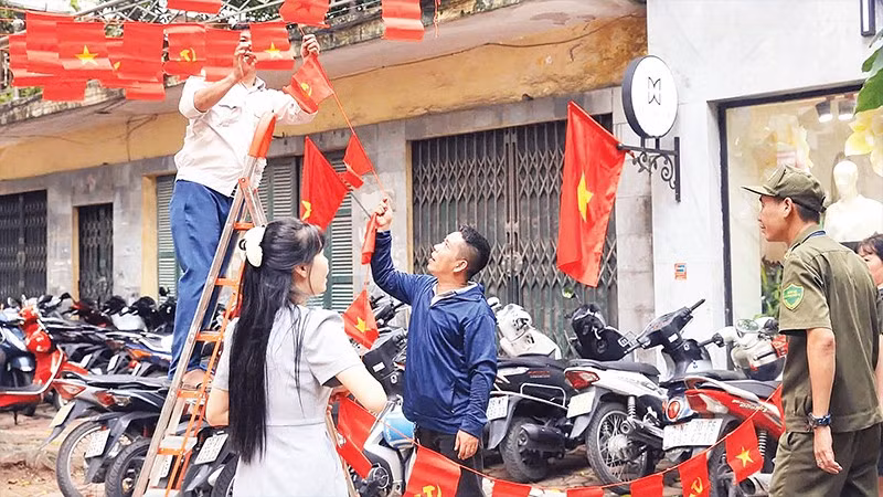 Người dân Hà Nội trang trí cờ hoa mừng Quốc khánh. (Ảnh NGUYỄN VŨ)
