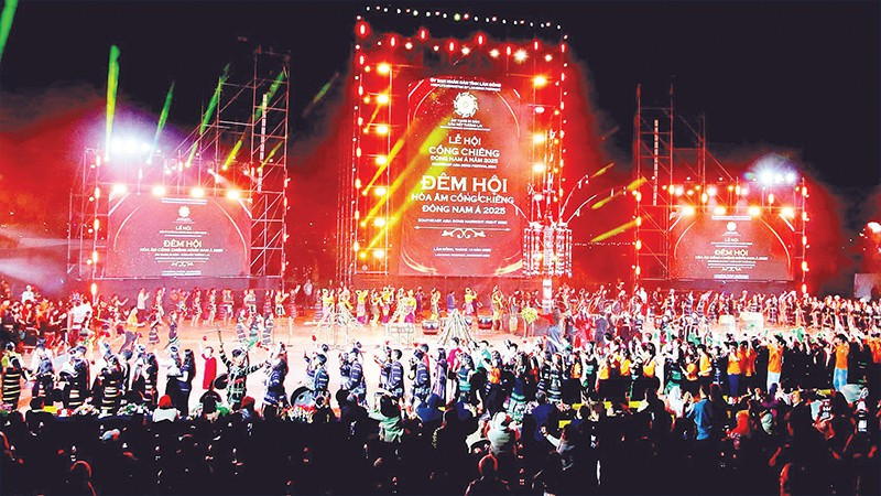 Vòng xoang đa dạng sắc màu văn hóa và kết nối tình hữu nghị.