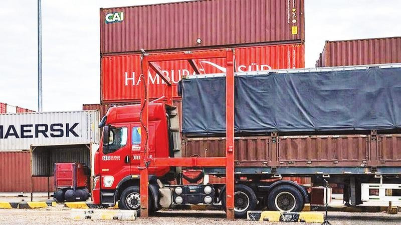 Xe đi vào hệ thống vệ sinh tự động, một sáng kiến của anh Huỳnh Văn Định.