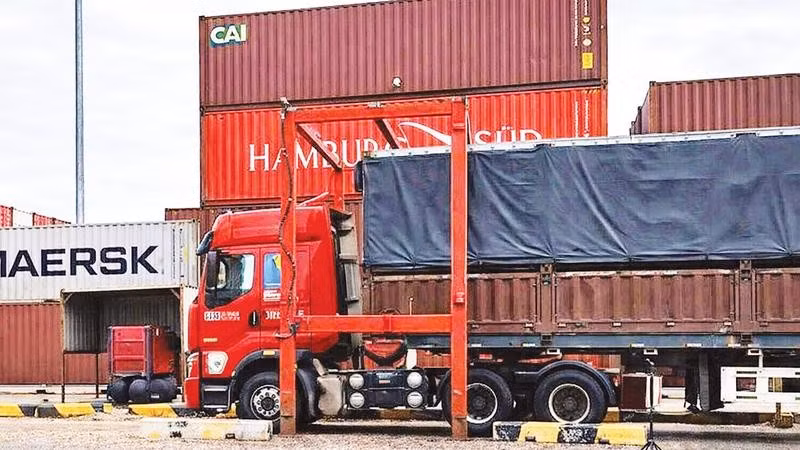 Xe đi vào hệ thống vệ sinh tự động, một sáng kiến của anh Huỳnh Văn Định.