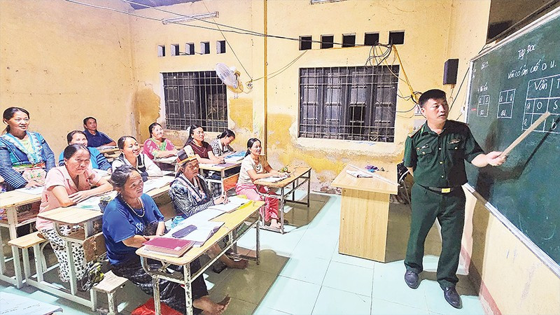 Bộ đội Biên phòng Đồn Trung Lý, tỉnh Thanh Hóa mở lớp xóa mù chữ tại bản, thu hút nhiều học viên.