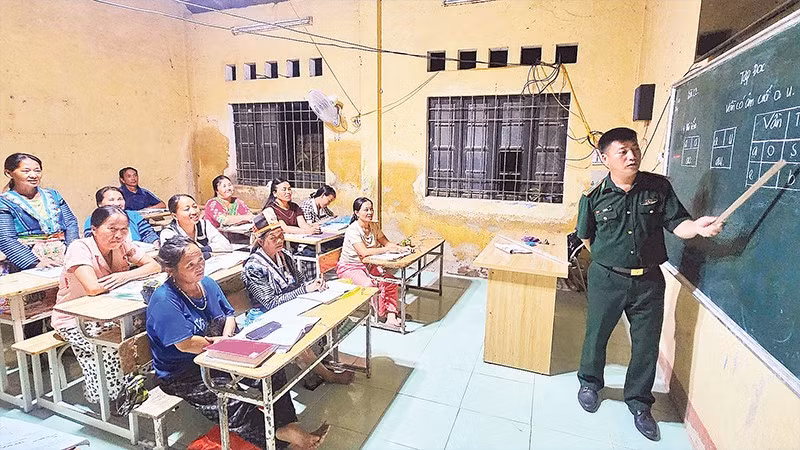 Bộ đội Biên phòng Đồn Trung Lý, tỉnh Thanh Hóa mở lớp xóa mù chữ tại bản, thu hút nhiều học viên.