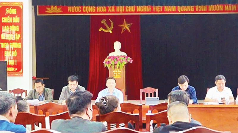 Lãnh đạo UBND xã Ô Diên trực tiếp đối thoại với các hộ có đất thu hồi phục vụ dự án.