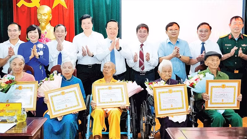 Bà Nguyễn Thị Đại (thứ 2, từ phải sang), cùng các đảng viên lão thành nhận Huy hiệu 80 năm tuổi đảng.