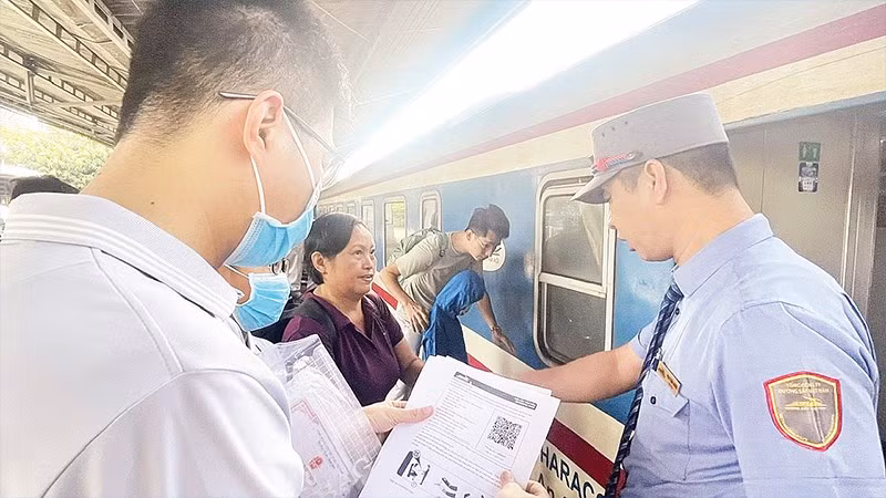 Hành khách lên tàu tại ga Sài Gòn. (Ảnh QUÝ HIỀN)