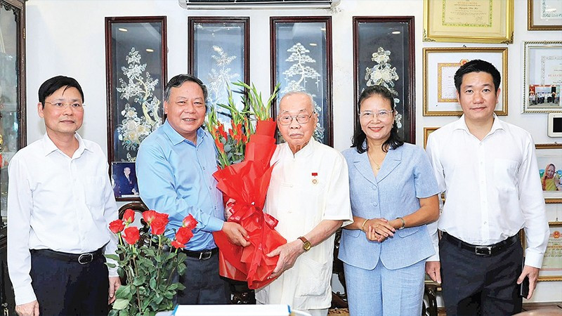 Phó Bí thư Thường trực Thành ủy Hà Nội Nguyễn Văn Phong thăm, tặng quà cựu đoàn viên Đoàn Thanh niên cứu quốc thành Hoàng Diệu Nguyễn Tiến Hà nhân 80 năm Cách mạng Tháng Tám và Quốc khánh 2/9. (Ảnh QUANG THÁI)