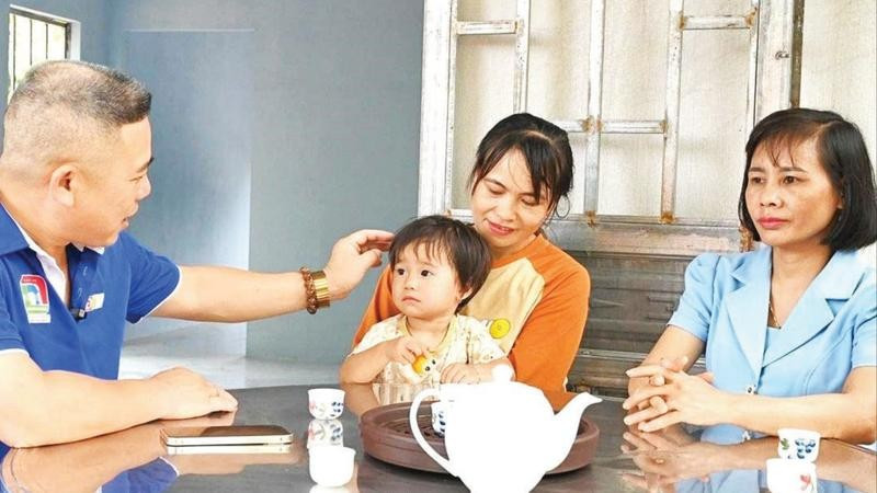 Đồng bào dân tộc thiểu số xã Bù Đăng, tỉnh Đồng Nai vui mừng được hỗ trợ nhà mới.