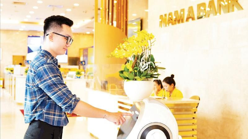 Khách hàng trải nghiệm dịch vụ thanh toán số tại ngân hàng.