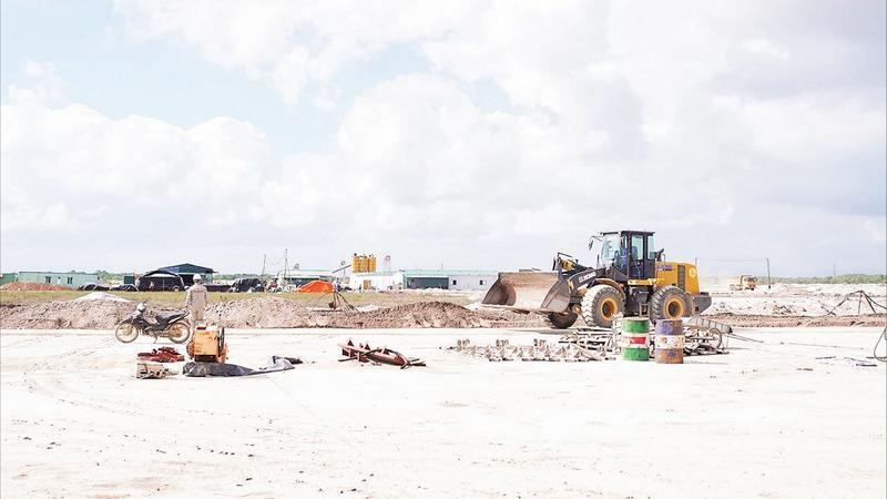 Hạng mục đường công vụ và lòng sân đỗ máy bay tại dự án Cảng hàng không Quảng Trị đang được các đơn vị tích cực thi công.