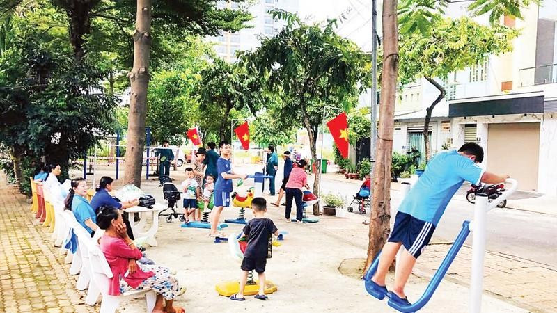 Từ khu đất trống, thường xuyên ô nhiễm, Công viên Thanh Niên Khu phố 46, phường Tăng Nhơn Phú được hình thành, trở thành nơi sinh hoạt, vui chơi bổ ích và gắn kết cộng đồng dân cư. (Ảnh ANH TUẤN)