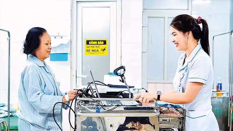 Bệnh viện Đa khoa thành phố Vinh triển khai xe tích hợp đến từng giường bệnh nhân.