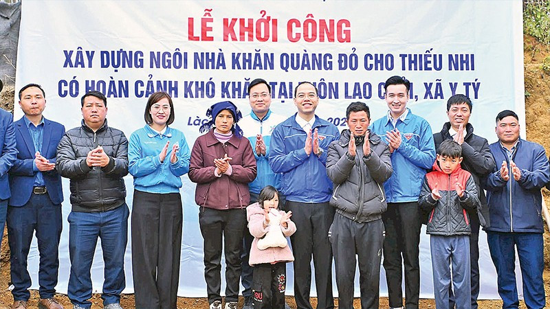 Đoàn công tác của tuổi trẻ Thủ đô cùng đại diện các đơn vị và gia đình em Ly Xá Cà khởi công xây dựng ngôi nhà “Khăn quàng đỏ” tại thôn Lao Chải (xã Y Tý, tỉnh Lào Cai).