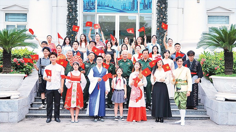 Các giảng viên, sinh viên, cựu sinh viên Trường đại học Hà Nội thực hiện MV “Viết tiếp câu chuyện hòa bình” bằng 13 thứ tiếng.