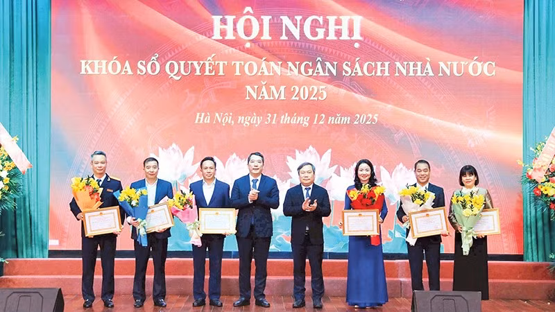 Lãnh đạo Ủy ban nhân dân thành phố Hà Nội trao bằng khen, tặng các tập thể ngành Tài chính thành phố đã hoàn thành xuất sắc nhiệm vụ năm 2025.