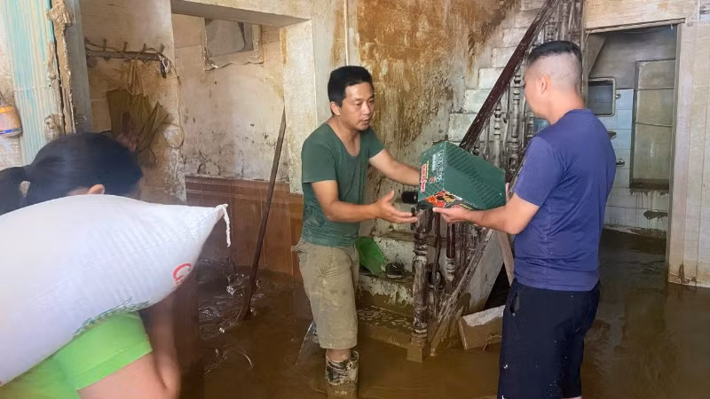 Người dân các tỉnh miền bắc nhận thực phẩm hỗ trợ sau đợt lũ lụt.