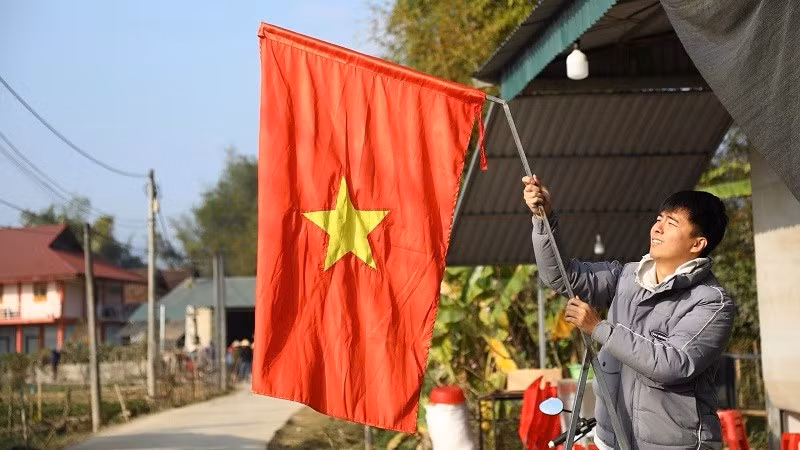 Trên từng con đường và từng mái nhà của người dân ở xã biên giới Thanh Nưa đều như đẹp hơn bởi hàng nghìn lá cờ Tổ quốc được treo trang trọng.