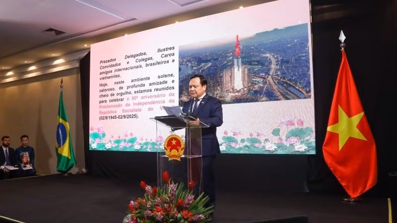 Đại sứ Việt Nam tại Brazil Bùi Văn Nghị phát biểu tại Lễ kỷ niệm. (Ảnh: Đại sứ quán Việt Nam tại Brazil)