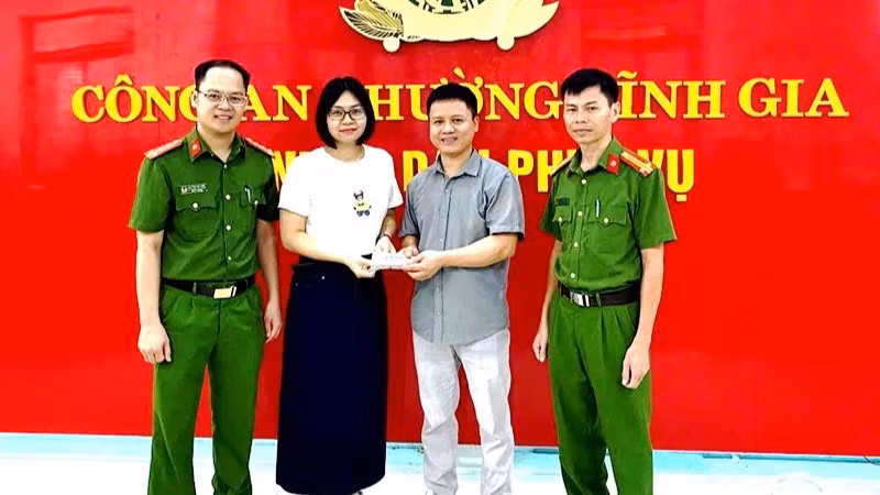 Công an phường Tĩnh Gia tổ chức cho hai công dân giao, nhận tài sản.