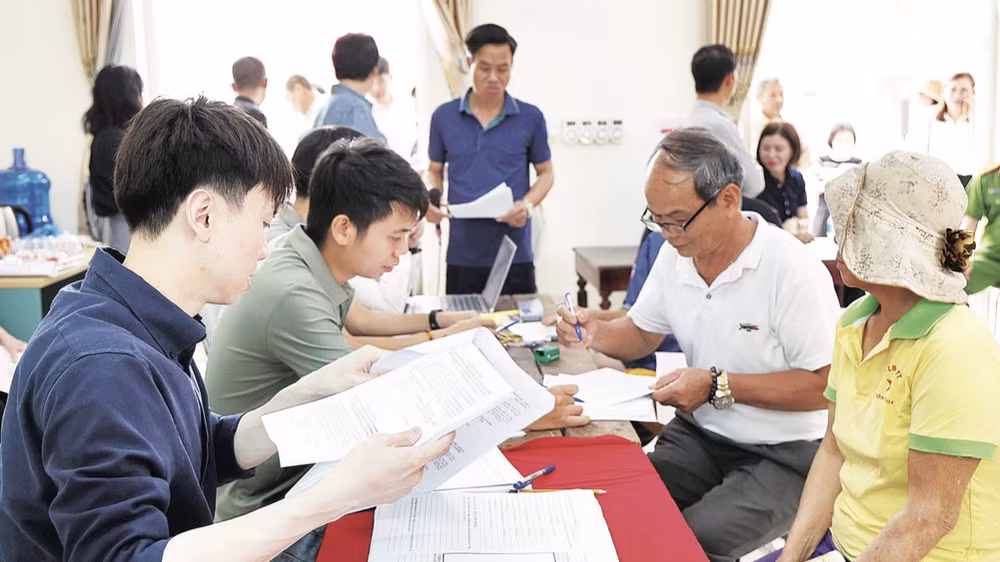 Người dân làm thủ tục nhận tiền bồi thường, hỗ trợ khi thu hồi đất phục vụ Dự án khu đô thị thể thao quốc tế Hà Nội, tại xã Tam Hưng (Hà Nội).