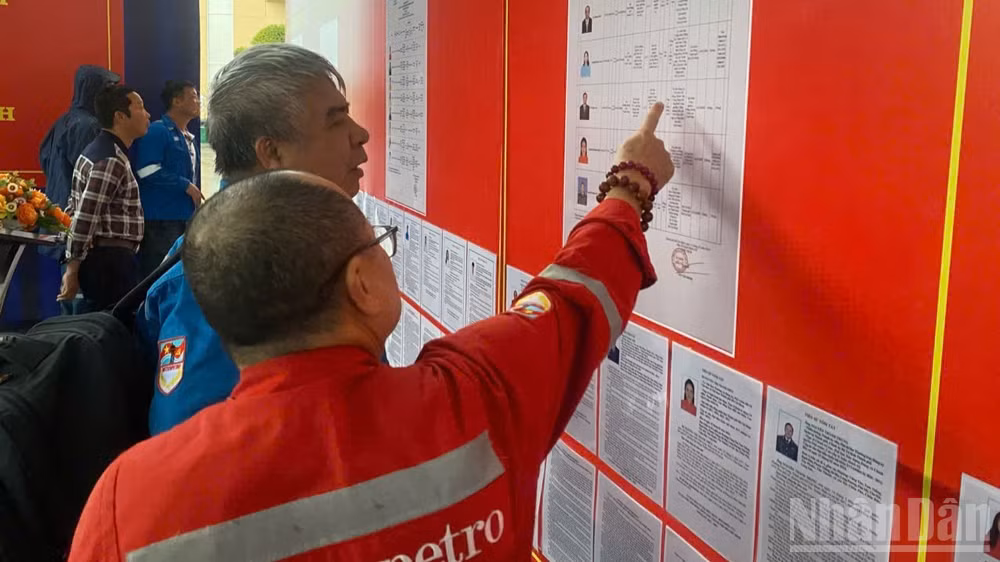 Cử tri tại khu vực bỏ phiếu sớm số 7, bầu đại biểu Quốc hội khóa XVI và đại biểu Hội đồng nhân dân các cấp nhiệm kỳ 2026-2031, ngày 26/2/2026, tại phường Tam Thắng, Thành phố Hồ Chí Minh. (Ảnh: HẢI CHÍNH)