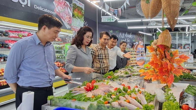 Sở Công thương Hà Nội kiểm tra hàng hóa tại các hệ thống bán lẻ.