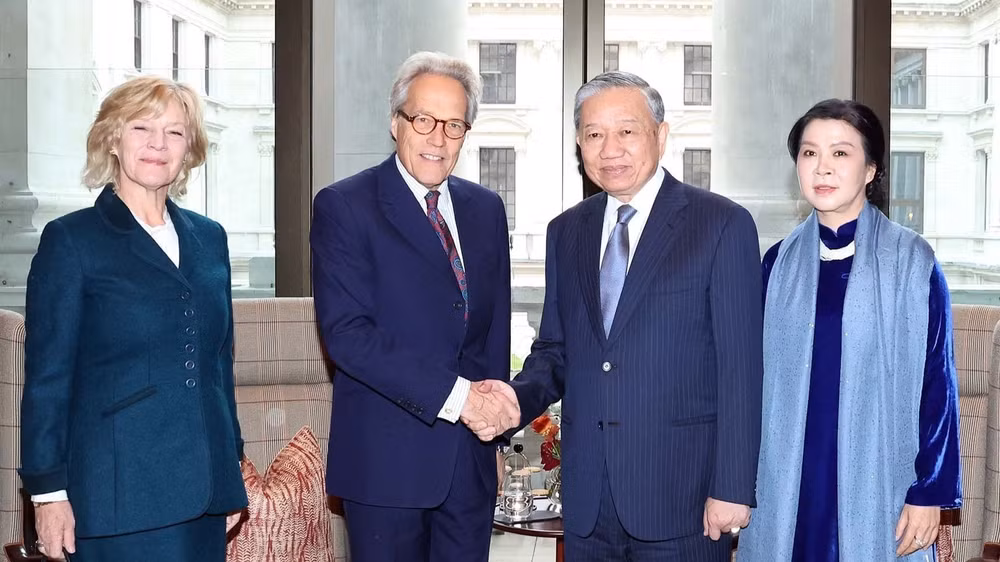 Tổng Bí thư Tô Lâm và Phu nhân tiếp Công tước xứ Richmond Charles Gordon-Lennox và Phu nhân. (Ảnh: THỐNG NHẤT - TTXVN)