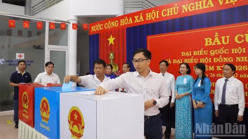 Cử tri bỏ phiếu tại khu vực bỏ phiếu sớm số 7, bầu đại biểu Quốc hội khóa XVI và đại biểu Hội đồng nhân dân các cấp nhiệm kỳ 2026-2031, ngày 26/2/2026, tại phường Tam Thắng, Thành phố Hồ Chí Minh. (Ảnh: HẢI CHÍNH)