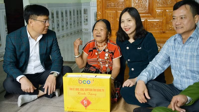 Thiếu tướng Nguyễn Thanh Liêm, Giám đốc Công an tỉnh Quảng Trị thăm, tặng quà gia đình chính sách trên địa bàn, vận động gia đình luôn là gương sáng cho con cháu noi theo. 