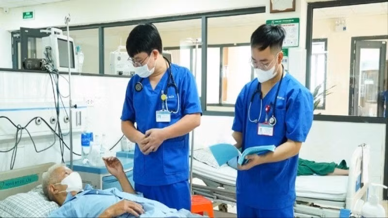 Người bệnh N.H.T được cấp cứu điều trị ban đầu tại Trung tâm y tế huyện Cẩm Khê.