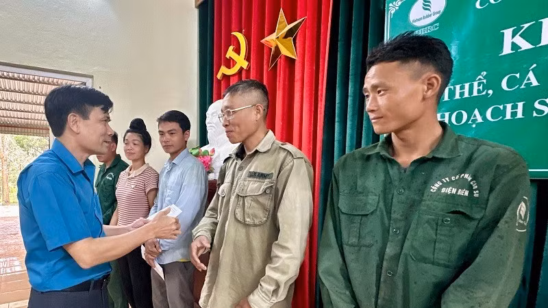 Đồng chí Hoàng Xuân Lợi, Phó Bí thư Đảng ủy, Trưởng phòng Tổ chức - cán bộ Công ty Cổ phần cao-su Điện Biên trao thưởng các cá nhân thuộc đội Mường Pồn có kết quả sản xuất xuất sắc. 