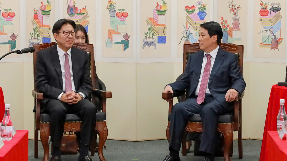 Chủ tịch nước Lương Cường tiếp Thị trưởng thành phố Busan (Hàn Quốc) Park Heong-joon. (Ảnh: XUÂN KỲ) chutichnuocapec2-266.jpg