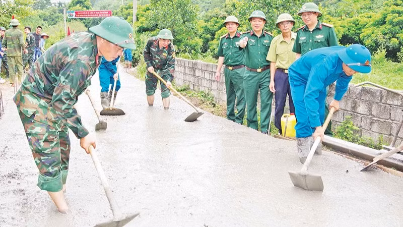 Cán bộ, chiến sĩ Bộ Chỉ huy Quân sự tỉnh Hà Nam (cũ) thực hiện tốt chương trình hành quân dã ngoại kết hợp làm công tác dân vận tại thôn Thanh Bồng, xã Thanh Nghị, huyện Thanh Liêm.
