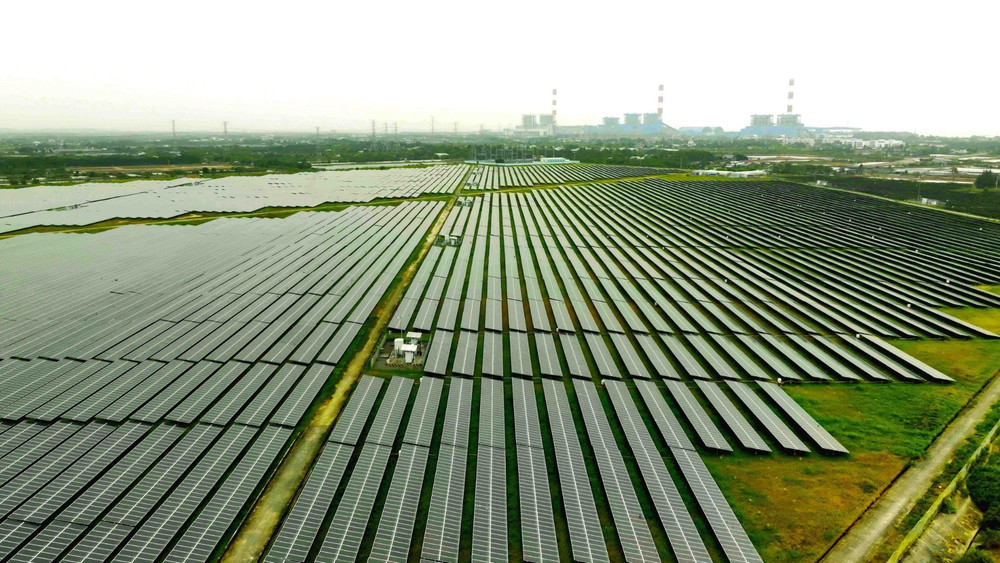 Nhà máy điện gió Hàn Quốc-Trà Vinh (thị xã Duyên Hải, tỉnh Trà Vinh), có 12 tua-bin gió công suất 48MW, được lắp đặt trên biển với chiều dài 4,2km đường dẫn, cung cấp lượng điện năng hơn 155 triệu KWH/năm. (Ảnh: Vũ Sinh – TTXVN)