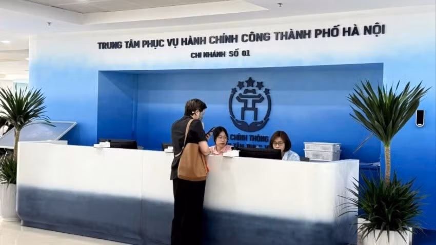 Người dân đến giải quyết thủ tục hành chính tại Trung tâm Phục vụ hành chính công, Chi nhánh số 01.