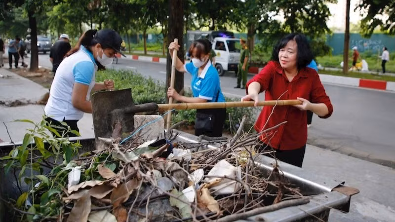 Bí thư Thành ủy Hà Nội Bùi Thị Minh Hoài tham gia thu gom rác cùng người dân phường Xuân Đỉnh.