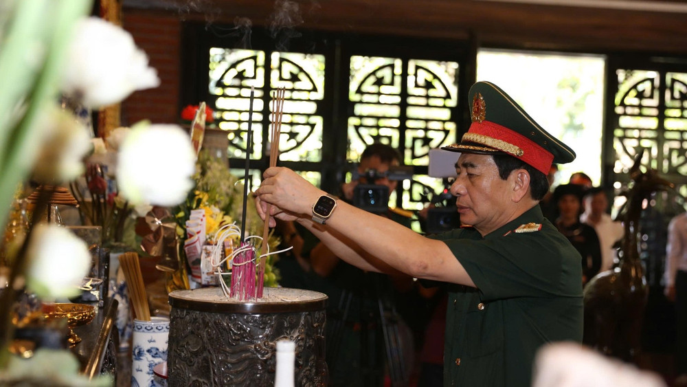 Đại tướng Phan Văn Giang và đoàn công tác dâng hoa, dâng hương tại đền thờ Chủ tịch Hồ Chí Minh.
