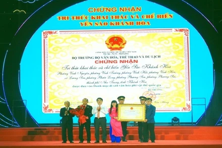 Công ty yến sào Khánh Hòa đón nhận Chứng nhận Di sản văn hóa phi vật thể quốc gia. (Ảnh: PHONG NGUYÊN) 