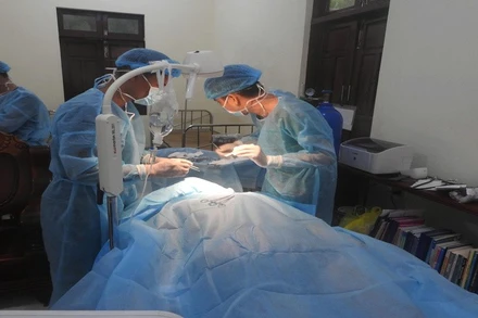 Y, bác sĩ bệnh xá đảo Sinh Tồn Đông chăm sóc bệnh nhân. (Ảnh: CTV HQ) 