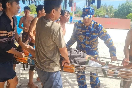 Đưa ngư dân Phạm Văn Minh vào Bệnh xá đảo Sinh Tồn cấp cứu. (Ảnh: CTV HQ) 