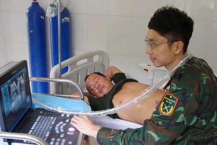 Quân y đảo Trường Sa chăm sóc bệnh nhân. (Ảnh: CTV HQ) 