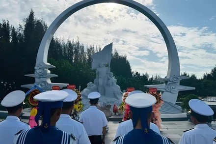 Cán bộ, chiến sĩ Lữ đoàn 146 tổ chức dâng hương ở Khu tưởng niệm Chiến sĩ Gạc Ma. (Ảnh: CTV HQ) 