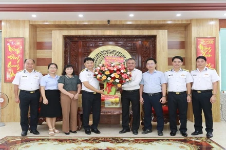 Thượng tá Bùi Xuân Bình, Bí thư Đảng ủy, Chính ủy Vùng 4 thăm, làm việc với Tỉnh ủy, ủy ban nhân dân tỉnh Khánh Hòa. (Ảnh: CTV HQ) 