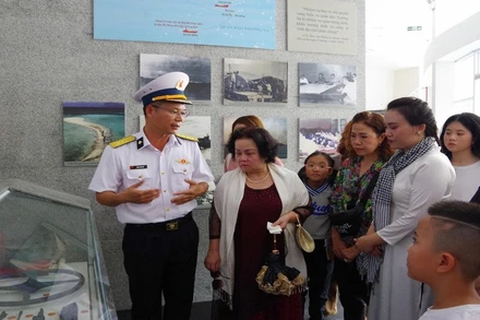 Đồng chí Thượng tá Phùng Văn Uẩn, Phó Bí thư Đảng ủy, Trung đoàn trưởng Trung đoàn 451 tuyên truyền lịch sử tại Khu trưng bày hiện vật, Khu tưởng niệm Chiến sĩ Gạc Ma. (Ảnh: CTV HQ) 