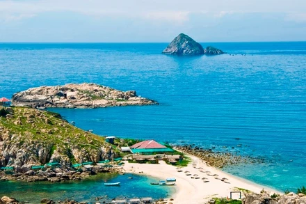 Đảo yến Hòn Nội và Hòn Ngoại do Công ty Yến sào Khánh Hòa quản lý, khai thác. (Ảnh: PHONG NGUYÊN) 